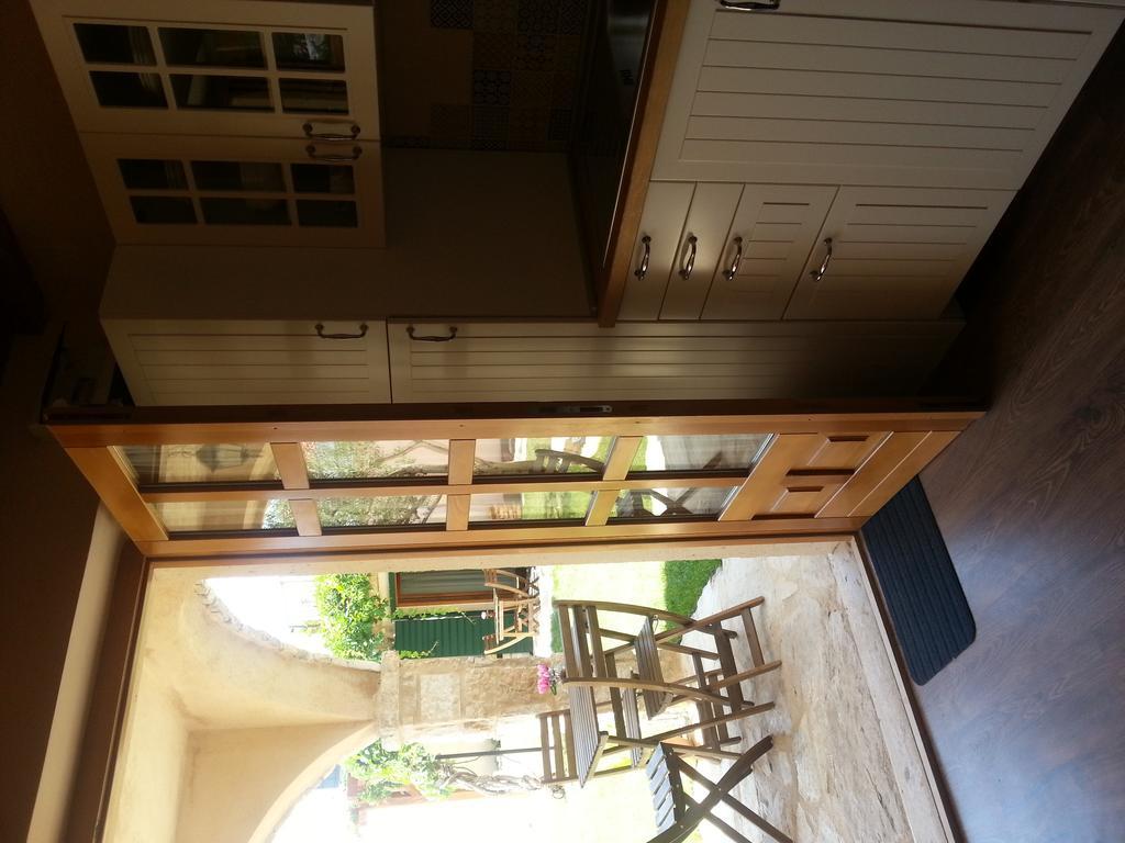 Apartamento Dvori Svetog Mihaela Šibenik Habitación foto