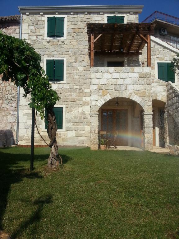 Apartamento Dvori Svetog Mihaela Šibenik Habitación foto