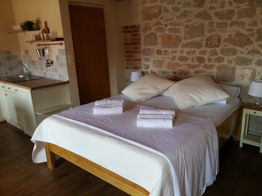 Apartamento Dvori Svetog Mihaela Šibenik Habitación foto
